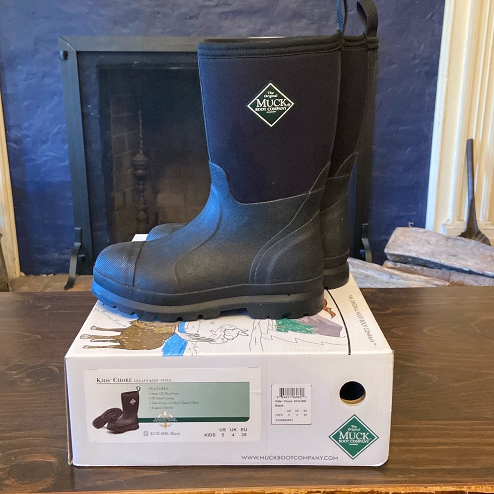 Boys Muck Chore Boots Sz 5-Black